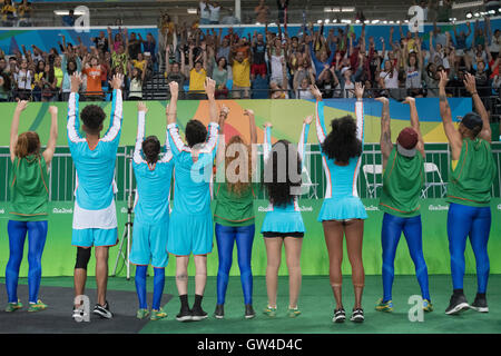 Rio de Janeiro, Brz. 10 mai, 2016. Les membres de l'équipe de danse2-016 Rio feu jusqu'à la foule pendant la mi-temps d'un match de basketball en fauteuil roulant lors de la troisième journée de compétition à la Rio 2016 Jeux paralympiques. Credit : Bob Daemmrich/Alamy Live News Banque D'Images