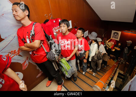 L'équipe de baseball de la carpe d'Hiroshima à l'intérieur de la ligne des fans de la marque d'Hiroshima Shop TAU à Ginza le 11 septembre 2016, Tokyo, Japon. Des centaines de carpes fans alignés de tôt le matin à l'extérieur de la marque d'Hiroshima à TAU Boutique buy victory t-shirts après Hiroshima a obtenu sa première équipe de baseball de la Ligue centrale titre en 25 ans après avoir battu les Yomiuri Giants 6-4 le Samedi, Septembre 10. © Rodrigo Reyes Marin/AFLO/Alamy Live News Banque D'Images