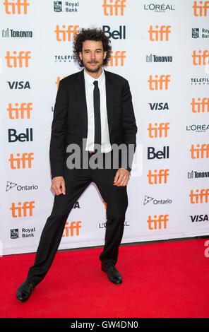 Toronto, Canada. 10 Sep, 2016. Directeur général Garth Davis pose pour photos avant la première mondiale du film 'Lion' au Princess of Wales Theatre au cours de la 41e Festival International du Film de Toronto à Toronto, Canada, le 10 septembre, 2016. Credit : Zou Zheng/Xinhua/Alamy Live News Banque D'Images