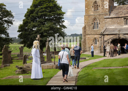 Altham, Lancashire, Royaume-Uni. 10 Septembre, 2016. Les "anges Altham Festival. Quarante personnes du village ont rendu la vie moyennes Angels à afficher pendant la semaine du festival, y compris les saints anges, les Hell's Angels ou et même "Fallen Angels" . Les visiteurs ont reçu un "Angel Trail" carte montrant l'emplacement de tous les anges dans le village et la carte comprend un bulletin de vote pour "Le plus drôle" et "ange le plus artistique Angel" et "l'ange le plus original". Les événements organisées par la communauté du village de lever des fonds pour les réparations de l'église. © MediaWorld Images/AlamyLiveNews Banque D'Images