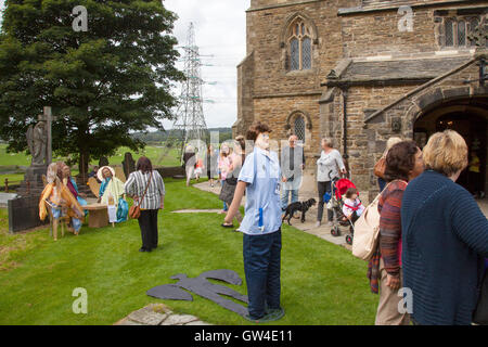 Altham, Lancashire, Royaume-Uni. 10 Septembre, 2016. Les "anges Altham Festival. Quarante personnes du village ont rendu la vie moyennes Angels à afficher pendant la semaine du festival, y compris les saints anges, les Hell's Angels ou et même "Fallen Angels" . Les visiteurs ont reçu un "Angel Trail" carte montrant l'emplacement de tous les anges dans le village et la carte comprend un bulletin de vote pour "Le plus drôle" et "ange le plus artistique Angel" et "l'ange le plus original". Les événements organisées par la communauté du village de lever des fonds pour les réparations de l'église. © MediaWorld Images/AlamyLiveNews Banque D'Images