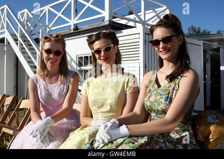 Goodwood, UK. 10 Septembre, 2016. Les femmes en costume, 10/9/16 : Crédit Malcolm Greig/Alamy Live News Banque D'Images