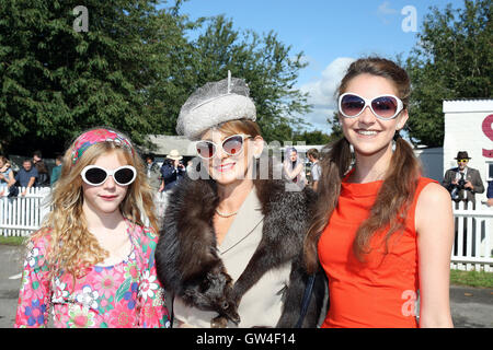 Goodwood, UK. 10 Septembre, 2016. Les femmes en costume, Goodwood, UK Crédit : Malcolm Greig/Alamy Live News Banque D'Images