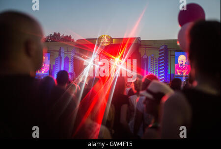 Berlin, Allemagne. 10 Sep, 2016. Visiteurs à la scène principale du festival Lollapalooza à Berlin, Allemagne, 10 septembre 2016. PHOTO : SOPHIA KEMBOWSKI/dpa/Alamy Live News Banque D'Images