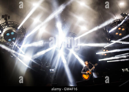 Berlin, Allemagne. 10 Sep, 2016. Kings of Leon se produisant au festival Lollapalooza à Berlin, Allemagne, 10 septembre 2016. PHOTO : SOPHIA KEMBOWSKI/dpa/Alamy Live News Banque D'Images