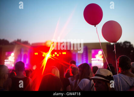 Berlin, Allemagne. 10 Sep, 2016. Visiteurs à la scène principale du festival Lollapalooza à Berlin, Allemagne, 10 septembre 2016. PHOTO : SOPHIA KEMBOWSKI/dpa/Alamy Live News Banque D'Images