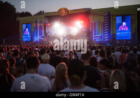 Berlin, Allemagne. 10 Sep, 2016. Visiteurs à la scène principale du festival Lollapalooza à Berlin, Allemagne, 10 septembre 2016. PHOTO : SOPHIA KEMBOWSKI/dpa/Alamy Live News Banque D'Images