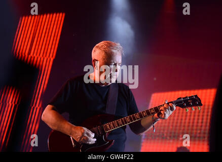 Berlin, Allemagne. 10 Sep, 2016. Bernard Sumner chanteur du groupe ordre nouveau effectuant au festival de musique Lollapalooza à Berlin, Allemagne, 10 septembre 2016. PHOTO : BRITTA PEDERSEN/dpa/Alamy Live News Banque D'Images