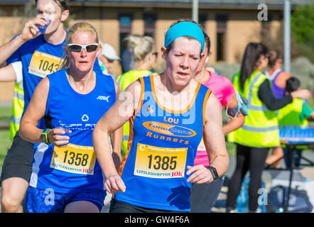 Les personnes en cours d'exécution à la Chestnut Tree House 10k run de bienfaisance de 2016 à Littlehampton, West Sussex, Angleterre, Royaume-Uni. Banque D'Images