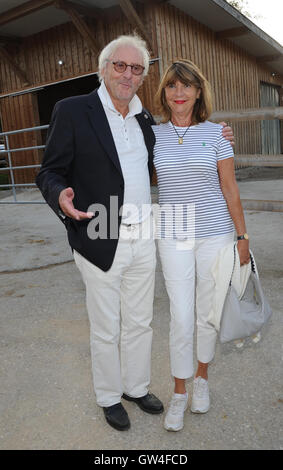 Tutzing, Allemagne. 10 Sep, 2016. Guenther Maria Halmer acteur et sa femme Claudia arrivant à la soirée du Tabaluga Golf Cup pour le Michael Roll fondation au manège de la Fondation pour enfants Tabaluga à Greinwaldhof à Tutzing, Allemagne, 10 septembre 2016. PHOTO : URSULA DUEREN/dpa/Alamy Live News Banque D'Images