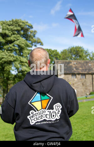 Preston, Royaume-Uni. 11 Septembre, 2016. Hoghton Tower le kite festival se déroule sur le célèbre château des Tourelles de cerfs-volants géants pour prendre l'air. Deux & quatre line sur roues y compris une pieuvre géante et 'Tom et Jerry' volait gracieusement au soleil pendant que les enfants regardaient avec étonnement. Cet événement a attiré des centaines de visiteurs qui ont été bénis avec un beau jour ensoleillé chaud pour pique-niquer dans le parc et regarder les jeux gonflables géants. Credit : Cernan Elias/Alamy Live News Banque D'Images