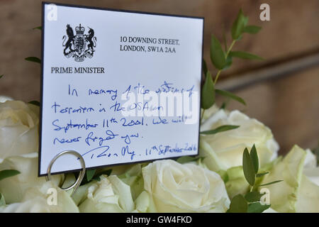 Grosvenor Square, London, UK. 11 septembre 2016. 9/11 Fleurs et hommages sont placés au mémorial dans Gosvenor Square Banque D'Images