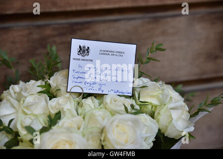 Grosvenor Square, London, UK. 11 septembre 2016. 9/11 Fleurs et hommages sont placés au mémorial dans Gosvenor Square Banque D'Images