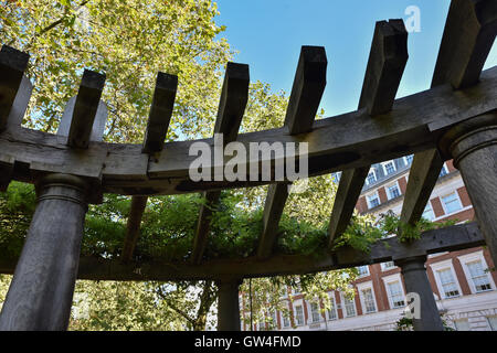 Grosvenor Square, London, UK. 11 septembre 2016. 9/11 Fleurs et hommages sont placés au mémorial dans Gosvenor Square Banque D'Images