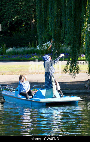 Londres, Royaume-Uni. 11 septembre 2016. Les gens apprécient l'été indien météo à Regents Park, London, UK. Credit : Graham M. Lawrence/Alamy Live News. Banque D'Images