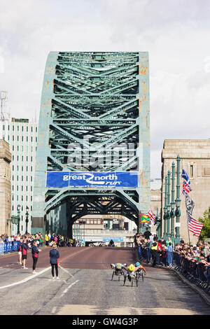 Newcastle Upon Tyne, UK.11 Septembre 2016. Les concurrents en fauteuil roulant Pont Tyne dans Great North Run. Joseph Gaul/Alamy Live News Banque D'Images