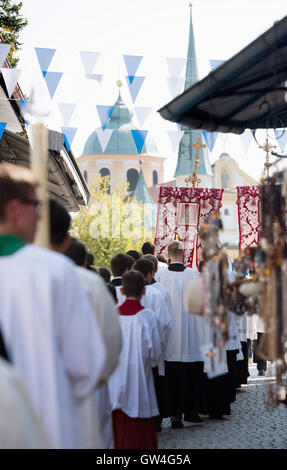 Une procession autour d'un service à l'Basicila St. Anna à la chapelle square dans Altoetting, Allemagne, 11 septembre 2016. Une statue de bronze du Pape Benoît XVI par Nuestifter sculpteur bavarois inférieur a été solennellement inauguré pendant le service. PHOTO : MATTHIAS BALK/dpa Banque D'Images