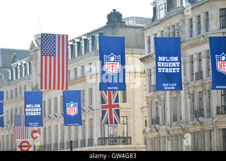 Regent Street, Londres, Royaume-Uni. 11 septembre 2016. Drapeaux de la NFL sont placés sur l'London Regent Street à venir de l'événement Banque D'Images