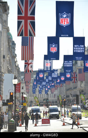 Regent Street, Londres, Royaume-Uni. 11 septembre 2016. Drapeaux de la NFL sont placés sur l'London Regent Street à venir de l'événement Banque D'Images