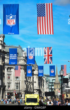 Regent Street, Londres, Royaume-Uni. 11 septembre 2016. Drapeaux de la NFL sont placés sur l'London Regent Street à venir de l'événement Banque D'Images