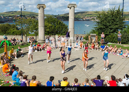 Swanage, Dorset, UK. Le 11 septembre 2016. Les foules affluent pour la deuxième journée de la Folk Festival Swanage sur une chaude journée ensoleillée glorieuse pour voir les groupes de danse et musique sur le front de mer. De jeunes danseurs Horizon Community College de divertir la foule avec leur danse à Prince Albert Jardins. Credit : Carolyn Jenkins/Alamy Live News Banque D'Images