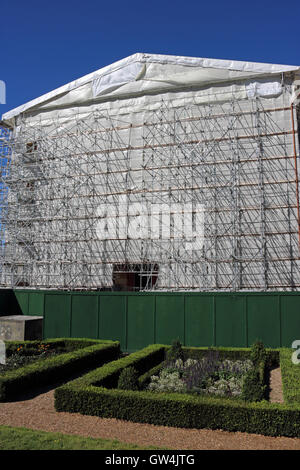 Clandon Park, Surrey, Angleterre, Royaume-Uni. 11 septembre 2016. Clandon Park une maison style palladien à Surrey a tenu une journée portes ouvertes du patrimoine à fin de semaine. La maison a été dévastée par un violent incendie en avril 2015 et à la suite de travaux pour sécuriser la structure du bâtiment, le public a été invité à revenir pour voir l'ampleur des dommages. Credit : Julia Gavin UK/Alamy Live News Banque D'Images