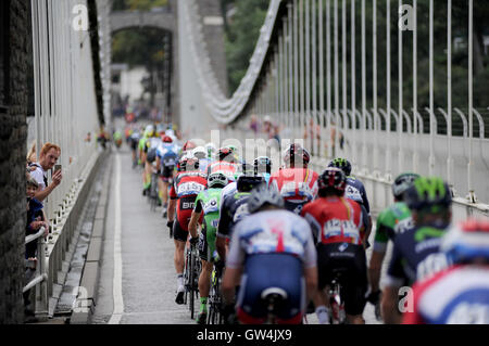 Bristol, Royaume-Uni, 10 septembre 2016. Le Tour de Bretagne, l'étape 7b du circuit de Bristol la race. Le peloton traverse Clifton Suspension Bridge pour la 2ème fois. Crédit : David Partridge / Alamy Live News Banque D'Images