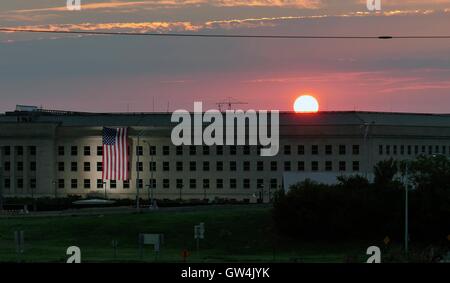 Arlington, Virginia, USA. 11 Septembre, 2016. Les levers sur le pentagone où un drapeau est drapé en souvenir de ceux qui ont été tués dans les attaques terroristes du 11 septembre sur le 15e anniversaire le 11 septembre 2016 à Arlington, en Virginie. Credit : Planetpix/Alamy Live News Banque D'Images