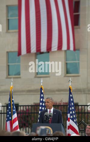 Arlington, Virginia, USA. 11 Septembre, 2016. Président américain Barack Obama parle au cours d'une cérémonie commémorant le 15e anniversaire de l'attentats au Pentagone le 11 septembre 2016 à Arlington, en Virginie. Credit : Planetpix/Alamy Live News Banque D'Images