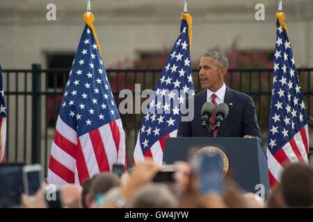 Arlington, Virginia, USA. 11 Septembre, 2016. Président américain Barack Obama parle au cours d'une cérémonie commémorant le 15e anniversaire de l'attentats au Pentagone le 11 septembre 2016 à Arlington, en Virginie. Credit : Planetpix/Alamy Live News Banque D'Images