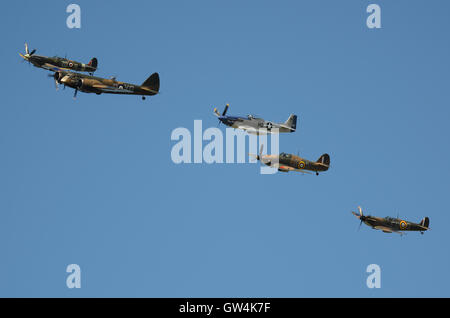 Formation d'aéronefs au Goodwood Revival. Blenheim, P-51, Spitfire, l'ouragan Banque D'Images