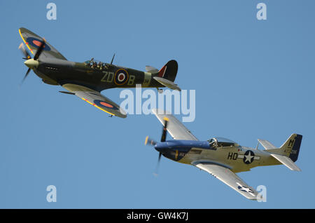 P-51 Mustang et Spitfire au Goodwood Revival Banque D'Images