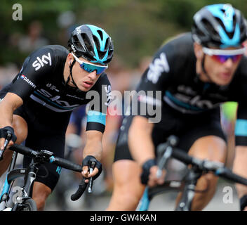 Bristol, Royaume-Uni, 10 septembre 2016. Le Tour de Bretagne, l'étape 7b du circuit de Bristol la race. Danny van Poppel NED (L) et Ben Swift GBR (R) de l'équipe Sky se transformer en Clifton Down. Crédit : David Partridge / Alamy Live News Banque D'Images