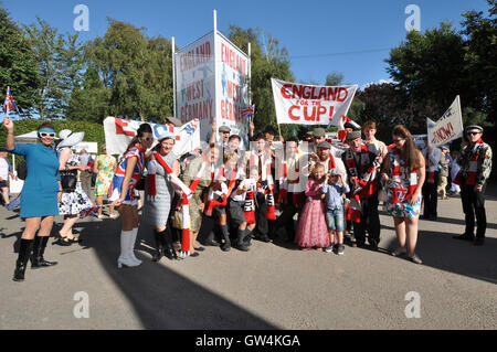 Goodwood Revival. L'un des thèmes de l'événement 2016 était la finale de la coupe du monde 1966, mêlée aux filles de St Trinians Banque D'Images