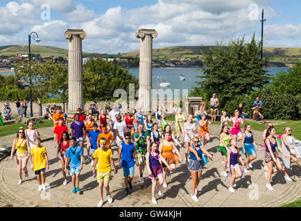 Swanage, Dorset, UK. Le 11 septembre 2016. Les foules affluent pour la deuxième journée de la Folk Festival Swanage sur une chaude journée ensoleillée glorieuse pour voir les groupes de danse et musique sur le front de mer. De jeunes danseurs Horizon Community College de divertir la foule avec leur danse à Prince Albert Jardins. Credit : Carolyn Jenkins/Alamy Live News Banque D'Images