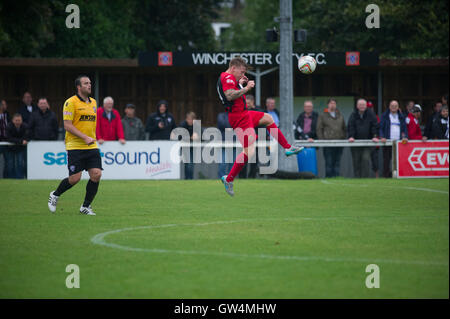 Accueil jeu pour Winchester contre les dirigeants de la Ligue FC Hereford qui ont commencé cette saison avec une fiche parfaite de six victoires en six matchs sans défaite, Winchester couché dans 3e placewith undefeatedStiff encore plus difficile leur test pour test Banque D'Images