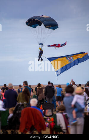 Southport, Royaume-Uni. Sep 11, 2016. Les visiteurs de la Southport Air Show appréciant la démonstration de vol. Crédit : Philip Kieran/Alamy Live News Banque D'Images