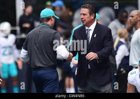 Seattle, FL, USA. Sep 11, 2016. Dan Marino, serre la main avec Adam Gase. Miami Dolphins vs Seattle Seahawks. Champ CenturyLink. Seattle, WA. 9/11/16. Photographe Jim Rassol.South Florida ; pas de MAGS ; PAS DE VENTES, PAS D'INTERNET, PAS DE TÉLÉVISION. Credit : Sun-Sentinel/ZUMA/Alamy Fil Live News Banque D'Images