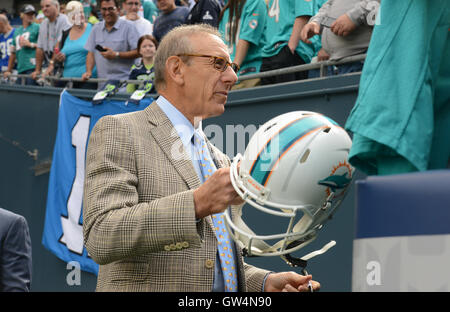 Seattle, FL, USA. Sep 11, 2016. Miami Dolphins Stephen M. Ross, signe des autographes pour les fans de Seattle. Miami Dolphins vs Seattle Seahawks. Champ CenturyLink. Seattle, WA. 9/11/16. Photographe Jim Rassol.South Florida ; pas de MAGS ; PAS DE VENTES, PAS D'INTERNET, PAS DE TÉLÉVISION. Credit : Sun-Sentinel/ZUMA/Alamy Fil Live News Banque D'Images