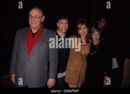 Fichier. Sep 11, 2016. ALEXIS ARQUETTE, actrice et militante transgenre, est mort dimanche alors qu'entouré par les membres de la célèbre famille Arquette. Arquette a été 47. Sur la photo : ALEXIS ARQUETTE avec Père Lewis Arquette, Rosanna Arquette soeur et mère Mardi Arquette 1997. © Lisa Rose/Globe Photos/ZUMAPRESS.com/Alamy Live News Banque D'Images