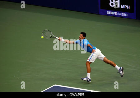 New York, États-Unis. Sep 11, 2016. Novak Djokovic se précipite pour un coup droit lors de l'United States Open Tennis Championships finale contre la Suisse à Warwinka Stan de Flushing Meadows, New York le dimanche 11 septembre. Crédit : Adam Stoltman/Alamy Live News Banque D'Images