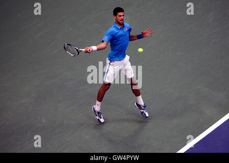 New York, États-Unis. Sep 11, 2016. Novak Djokovic frappe un coup droit lors de l'United States Open Tennis Championships finale contre la Suisse à Warwinka Stan de Flushing Meadows, New York le dimanche 11 septembre. Crédit : Adam Stoltman/Alamy Live News Banque D'Images