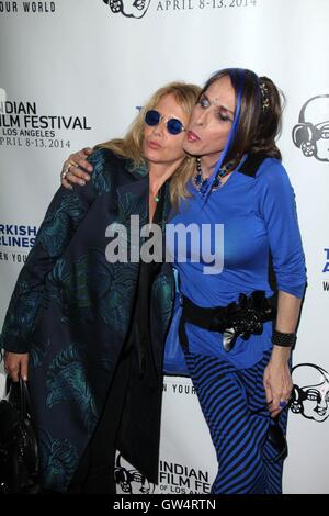 HOLLYWOOD, CA - 08 avril : Rosanna Arquette, Alexis Arquette à l'Indian Film Festival Premiere de 'vieux', Hollywood, Arclight, 08 avril 2014. Credit : Janice Ogata/MediaPunch Banque D'Images