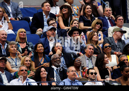 New York, États-Unis. Sep 11, 2016. L'acteur Kevin Spacey, dans baseball cap à l'US Open Tennis Championships finale chez les hommes de Flushing Meadows, New York le dimanche 11 septembre. Assis dans la rangée en face de lui sont d'anciens joueur argentin, Guillermo Vilas, et ancien joueur espagnol, Manolo Santana. Crédit : Adam Stoltman/Alamy Live News Banque D'Images