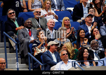 New York, États-Unis. Sep 11, 2016. L'acteur Michael J. Fox, en veston bleu et beige casquette, et son épouse Tracey Pollan au U.S. Open Tennis Championships finale chez les hommes de Flushing Meadows, New York le dimanche 11 septembre. Assis dans les rangées au-dessus de lui sont d'anciens joueur argentin, Guillermo Vilas, et ancien joueur Australien Rod Laver, Crédit : Adam Stoltman/Alamy Live News Banque D'Images