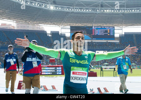 Rio de Janeiro, Brz. Sep 11, 2016. Rio de Janeiro, Brésil 11SEP16 : Fabio Da Silva du Brésil s'Bordignon encouragements de la foule après avoir reçu deuxième à l'épreuve de 200 mètres T35 le quatrième jour de compétition d'athlétisme à la Rio 2016 Jeux paralympiques. Credit : Bob Daemmrich/Alamy Live News Banque D'Images