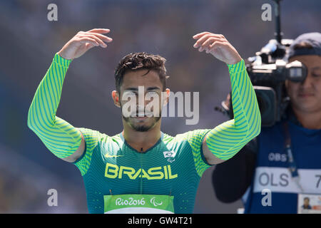 Rio de Janeiro, Brz. Sep 11, 2016. Rio de Janeiro, Brésil 11SEP16 : Fabio Da Silva du Brésil s'Bordignon encouragements de la foule après avoir reçu deuxième à l'épreuve de 200 mètres T35 le quatrième jour de compétition d'athlétisme à la Rio 2016 Jeux paralympiques. Credit : Bob Daemmrich/Alamy Live News Banque D'Images