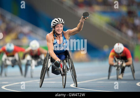 USA's Tatyana McFadden célèbre après avoir remporté le women's T54 400 mètres en 53,30 secondes à la Rio 2016 Jeux paralympiques. Banque D'Images