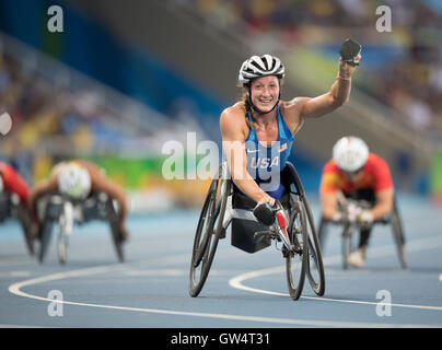 USA's Tatyana McFadden célèbre après avoir remporté le women's T54 400 mètres en 53,30 secondes à la Rio 2016 Jeux paralympiques. Banque D'Images