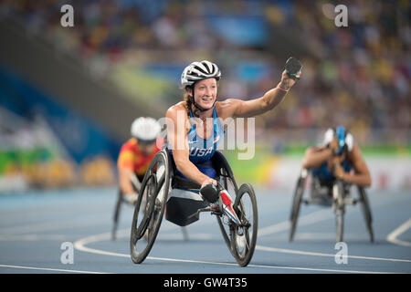 USA's Tatyana McFadden célèbre après avoir remporté le women's T54 400 mètres en 53,30 secondes à la Rio 2016 Jeux paralympiques. Banque D'Images